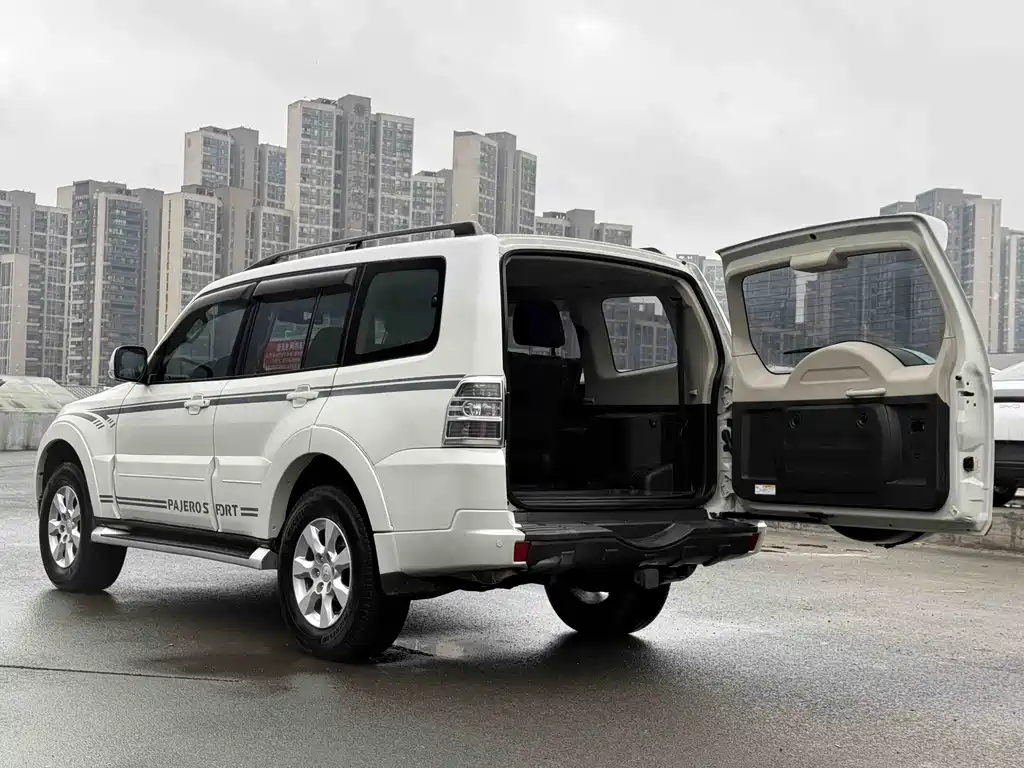 Mitsubishi Pajero 2019 — фото 17