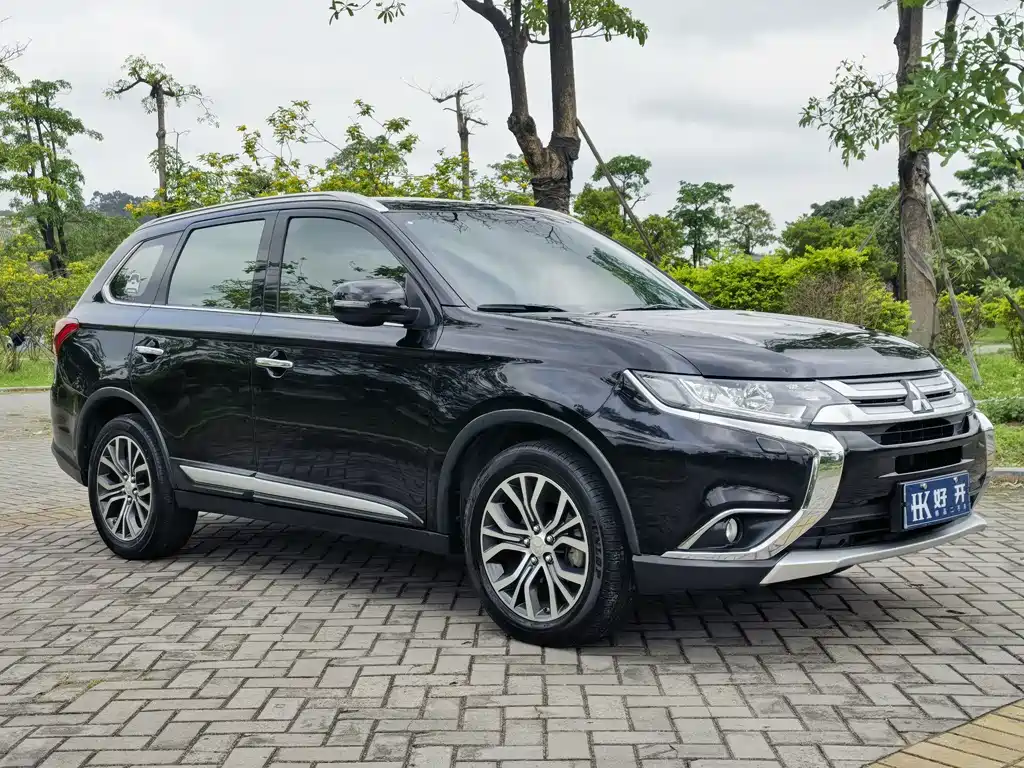 Mitsubishi Outlander 2017 — фото 3