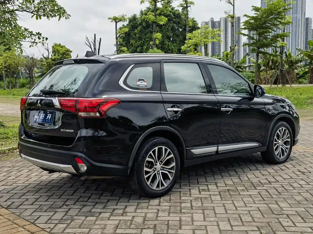 Mitsubishi Outlander 2017 — фото 7