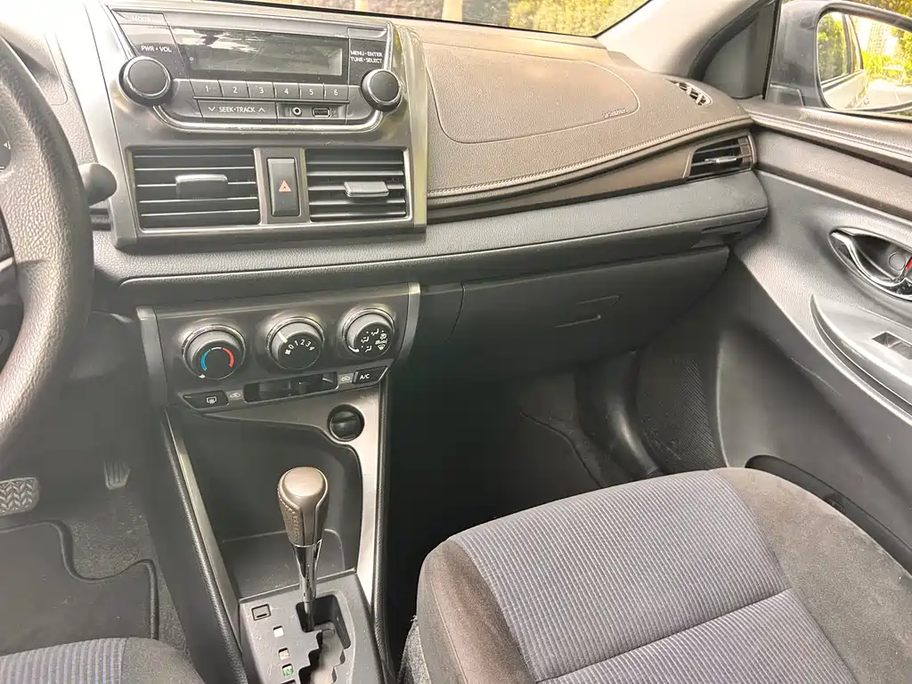Toyota Yaris L 2015 — фото 9