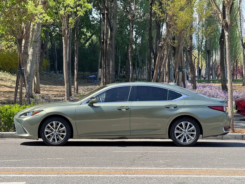 Lexus ES 2019