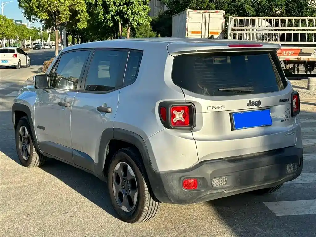 Jeep Renegade 2017 — фото 6