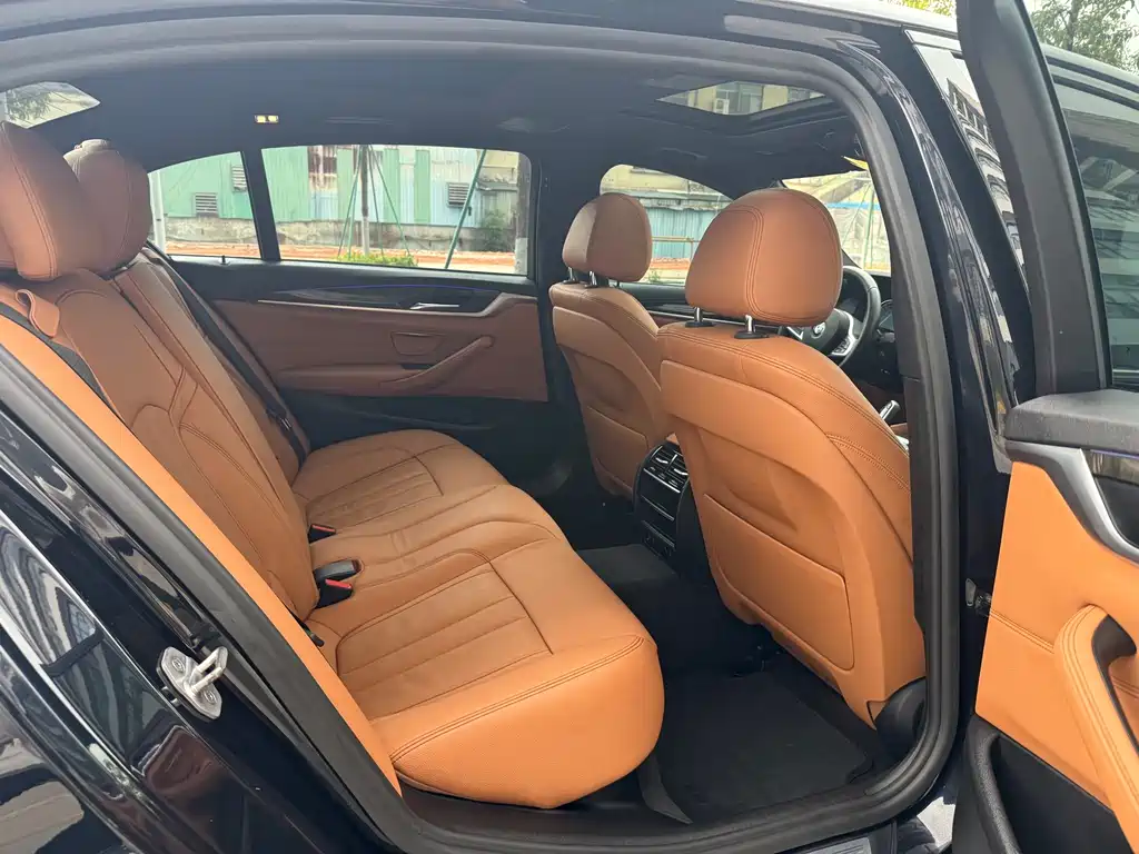 BMW 5 Series 2017 — фото 10