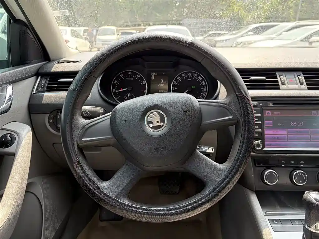 Skoda Octavia 2014 — фото 11