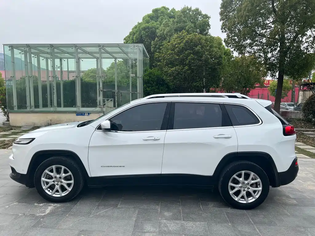 Jeep Cherokee 2017 — фото 8
