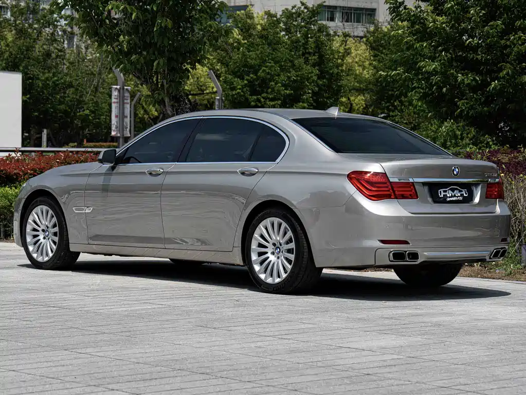BMW 7 Series 2010 — фото 11