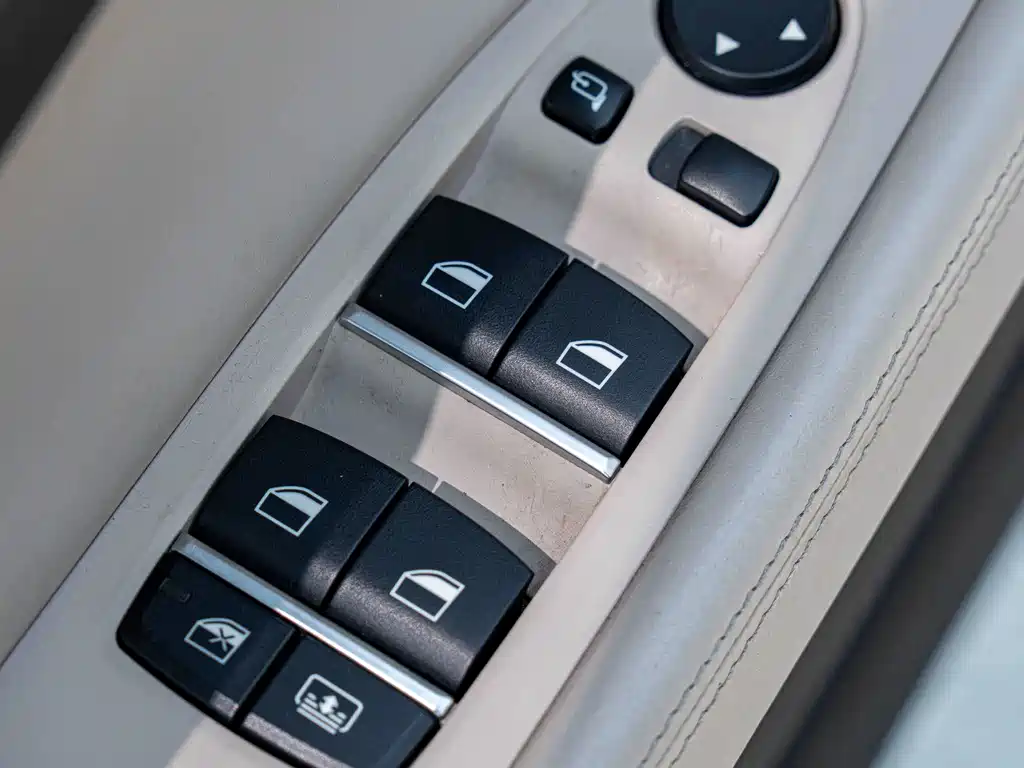 BMW 7 Series 2010 — фото 18