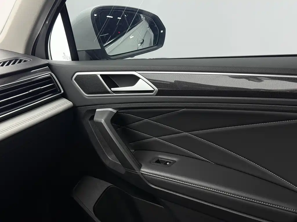Volkswagen Tiguan L 2023 — фото 10