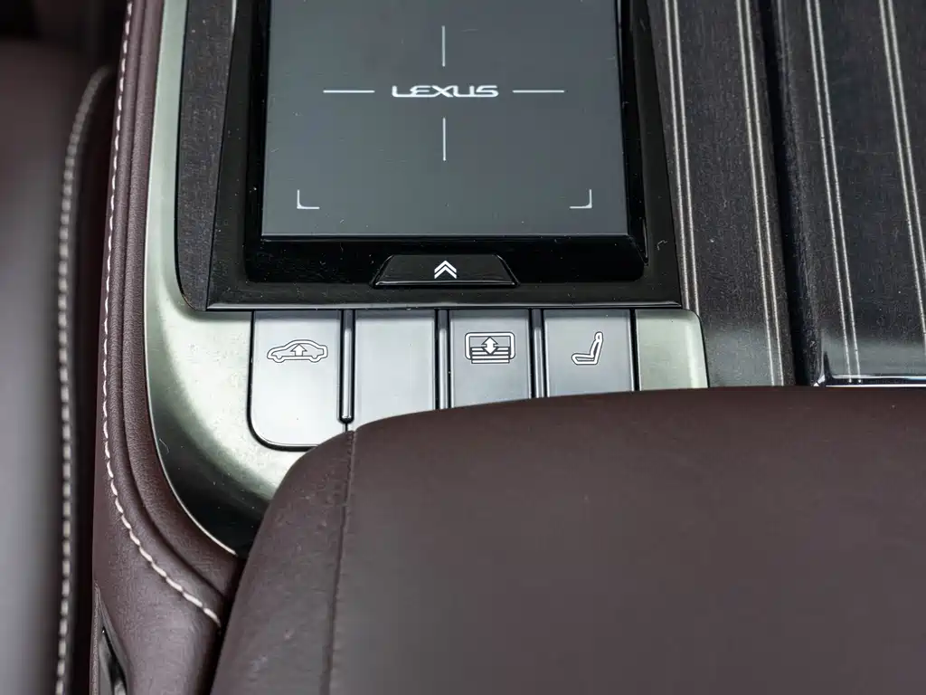Lexus LS 2018 — фото 20