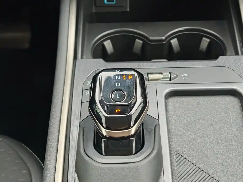 Ford Edge 2023 — фото 13