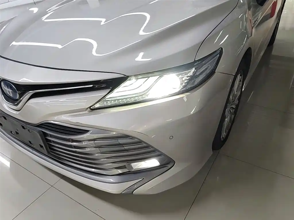 Toyota Camry 2019 — фото 24