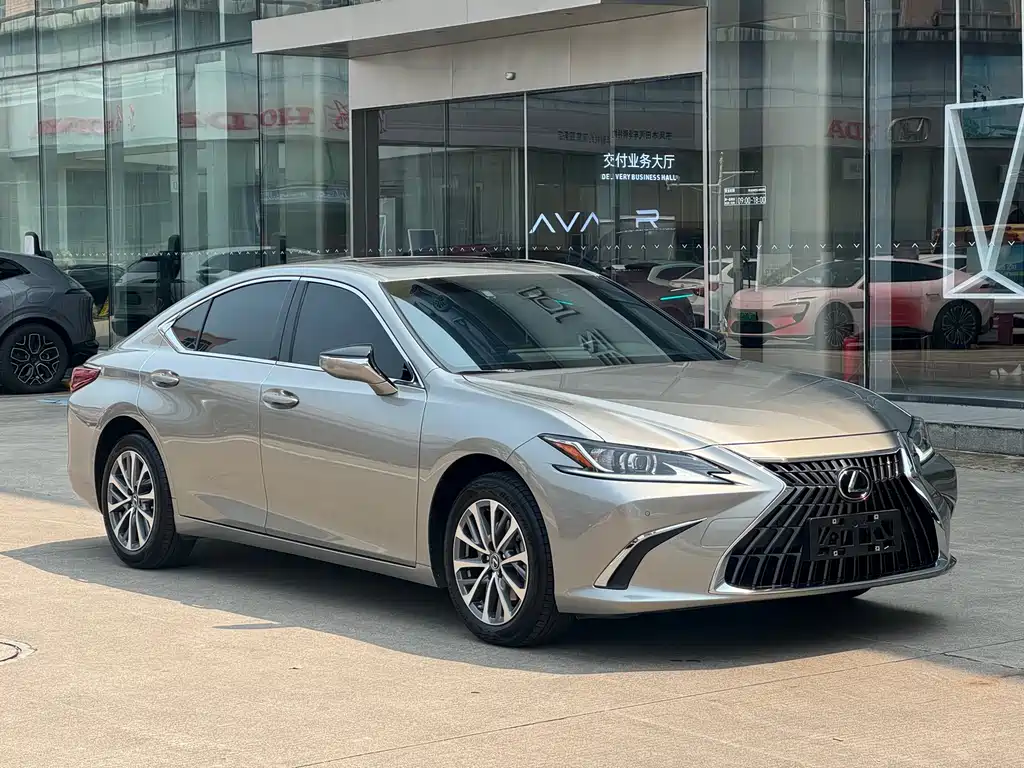 Lexus ES 2023 — фото 1