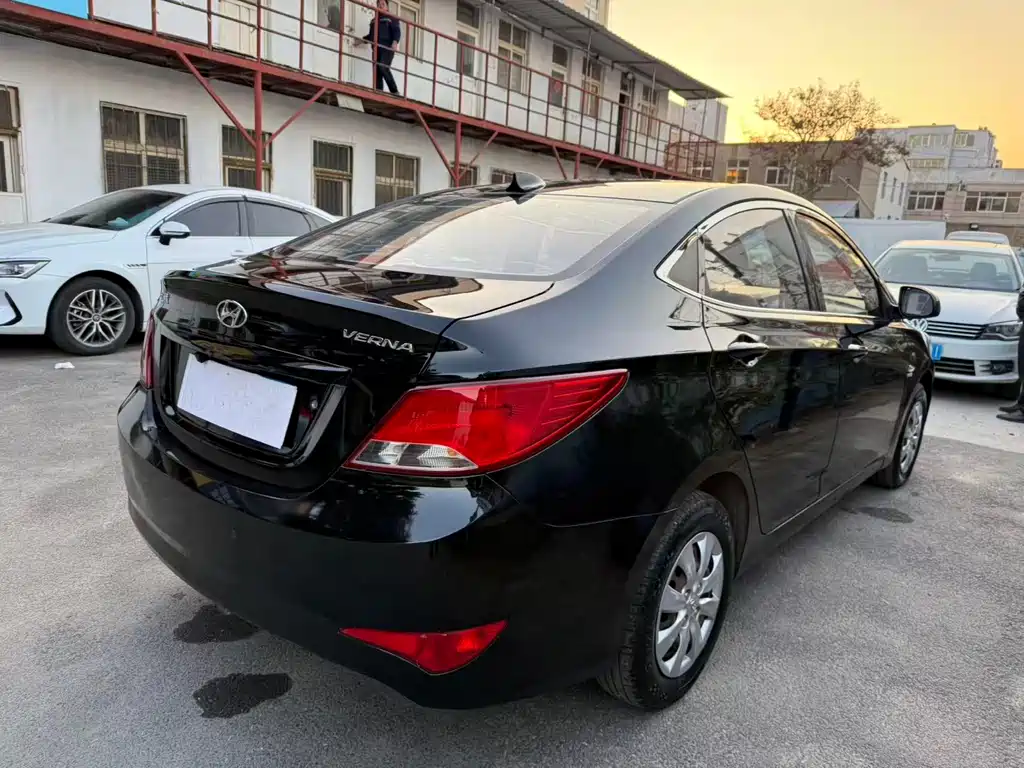 Hyundai Verna 2015 — фото 11