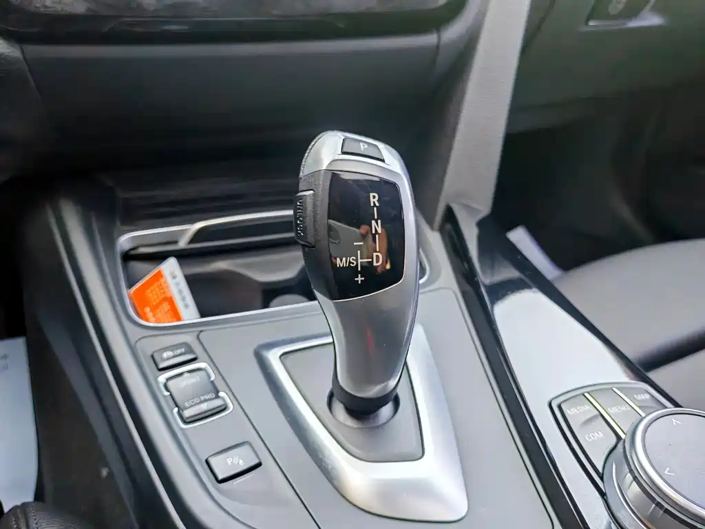 BMW 3 Series 2018 — фото 11
