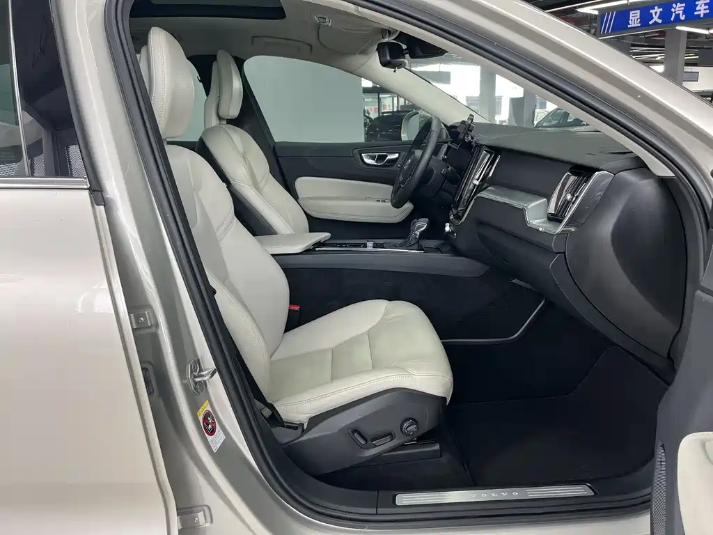 Volvo XC60 2018 — фото 13
