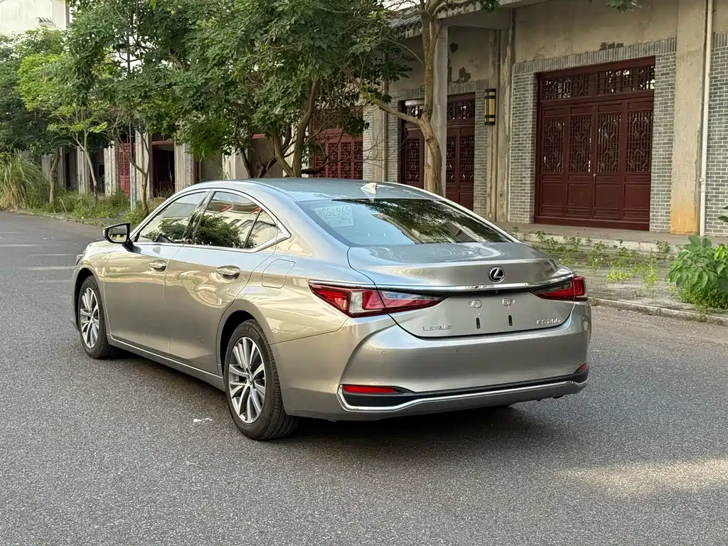 Lexus ES 2019 — фото 7