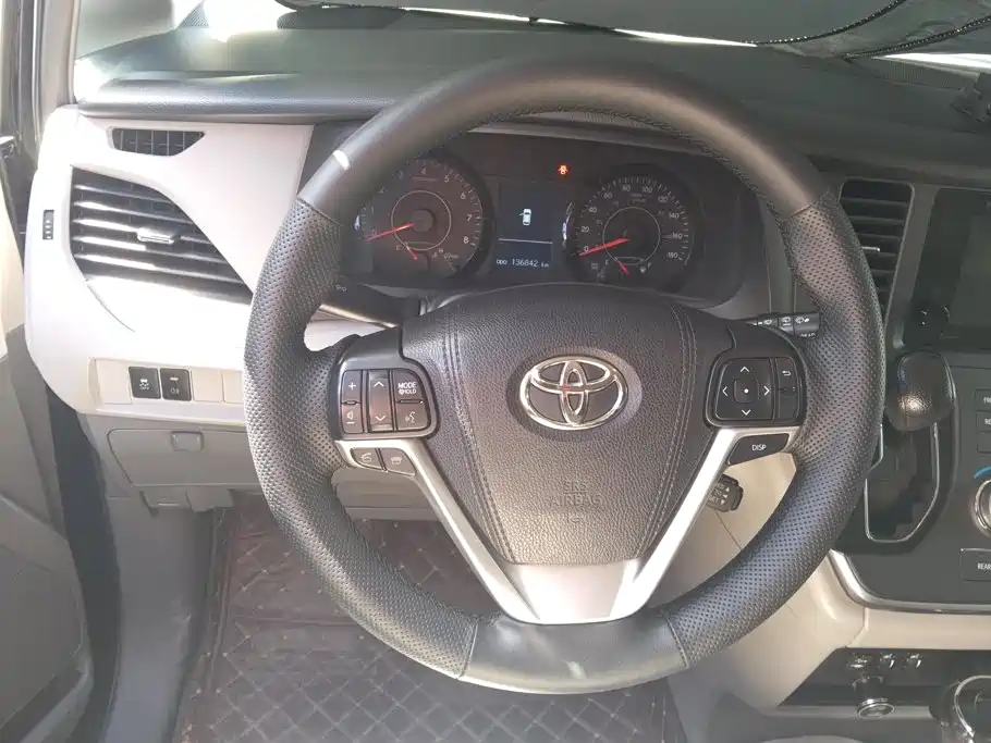 Toyota Sienna 2016 — фото 15
