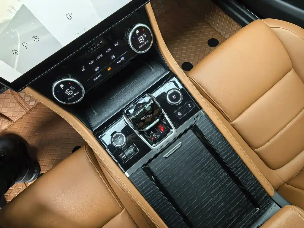 Jaguar XFL 2023 — фото 10