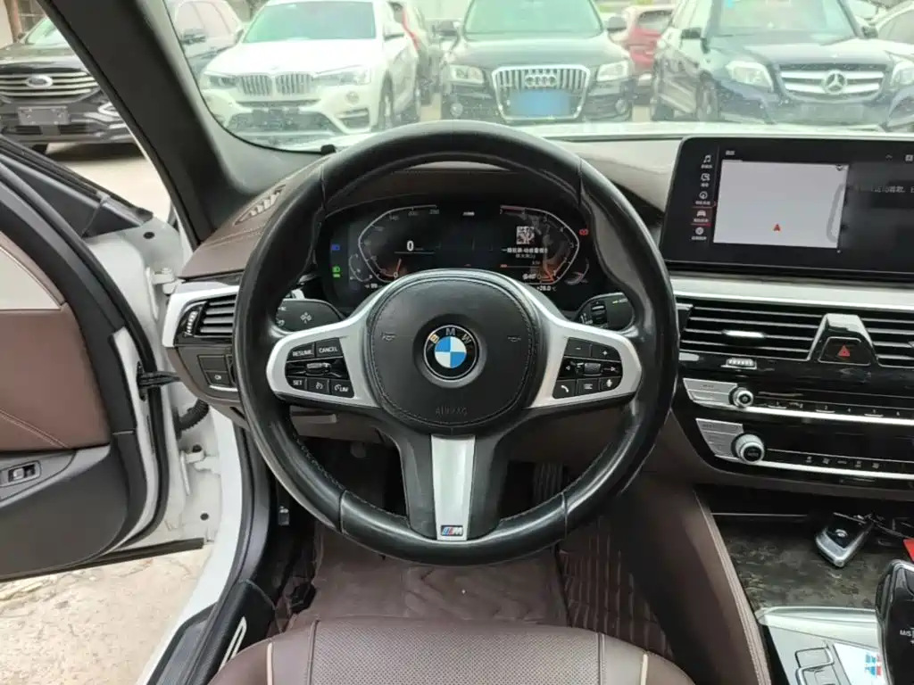 BMW 5 Series 2021 — фото 11