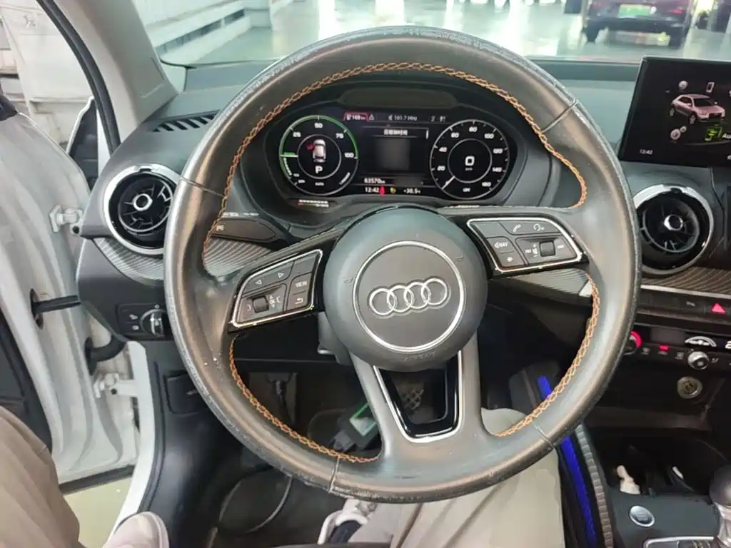 Audi Q2L E-Tron 2022 — фото 11