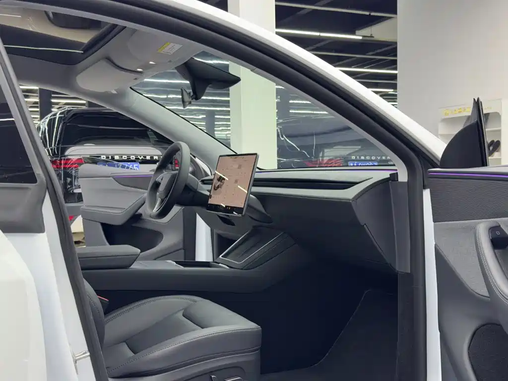 Tesla Model Y 2025 — фото 10