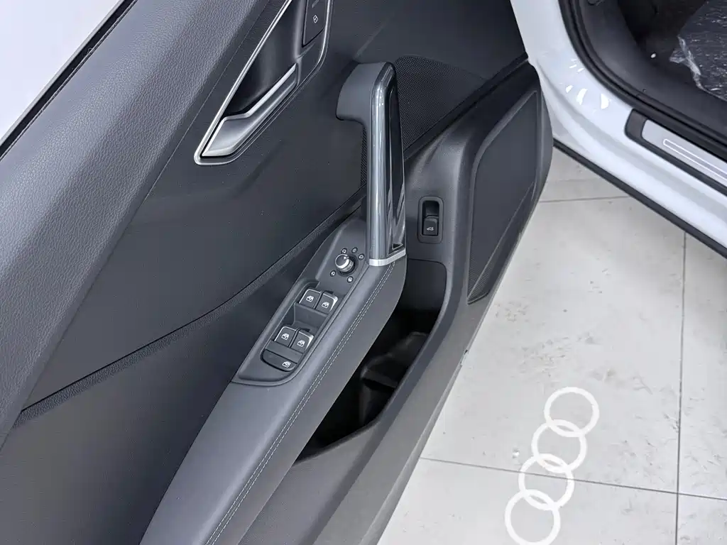 Audi Q2L 2023 — фото 19