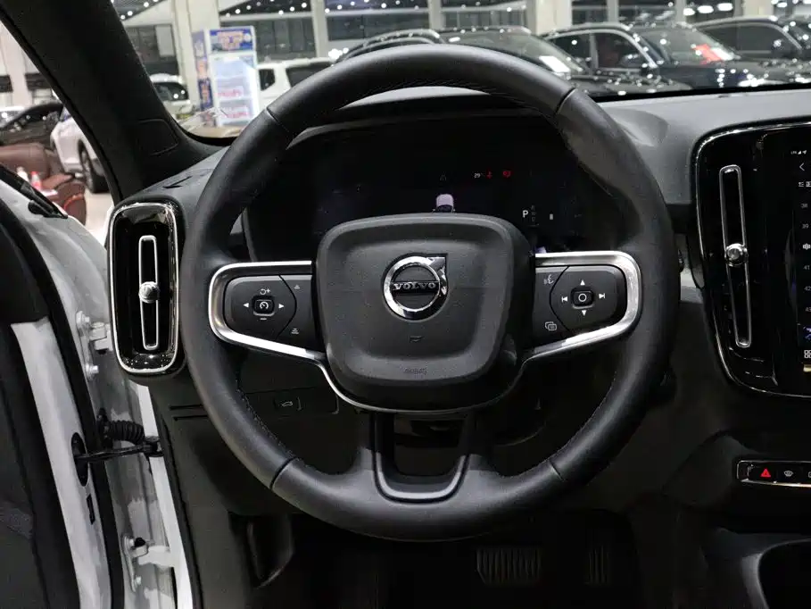 Volvo XC40 2024 — фото 13