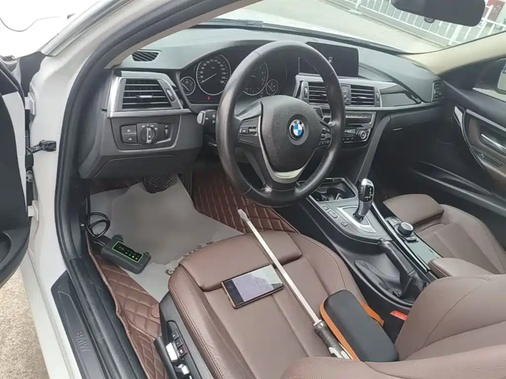 BMW 3 Series 2018 — фото 10