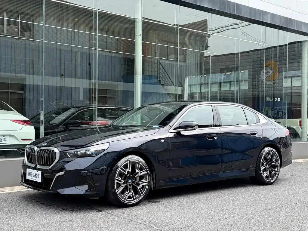 BMW 5 Series 2025 — фото 1