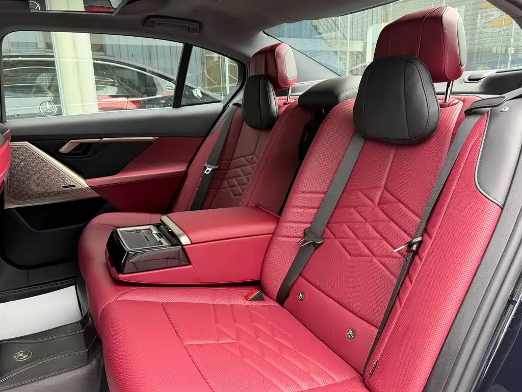 BMW 5 Series 2025 — фото 15