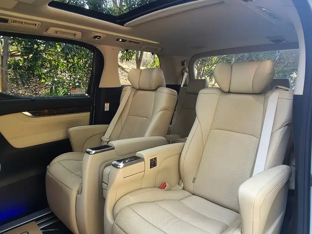 Toyota Alphard 2022 — фото 12