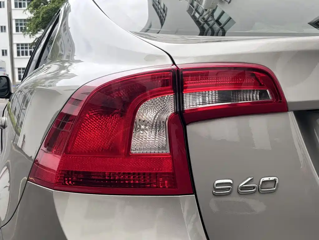 Volvo S60 2013 — фото 15