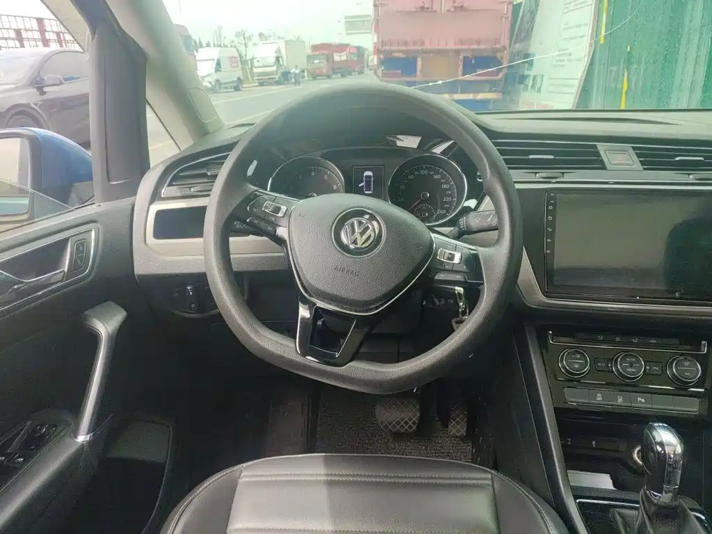 Volkswagen Touran 2018 — фото 3