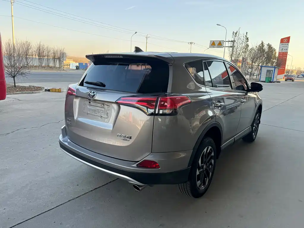 Toyota RAV4 2016 — фото 16