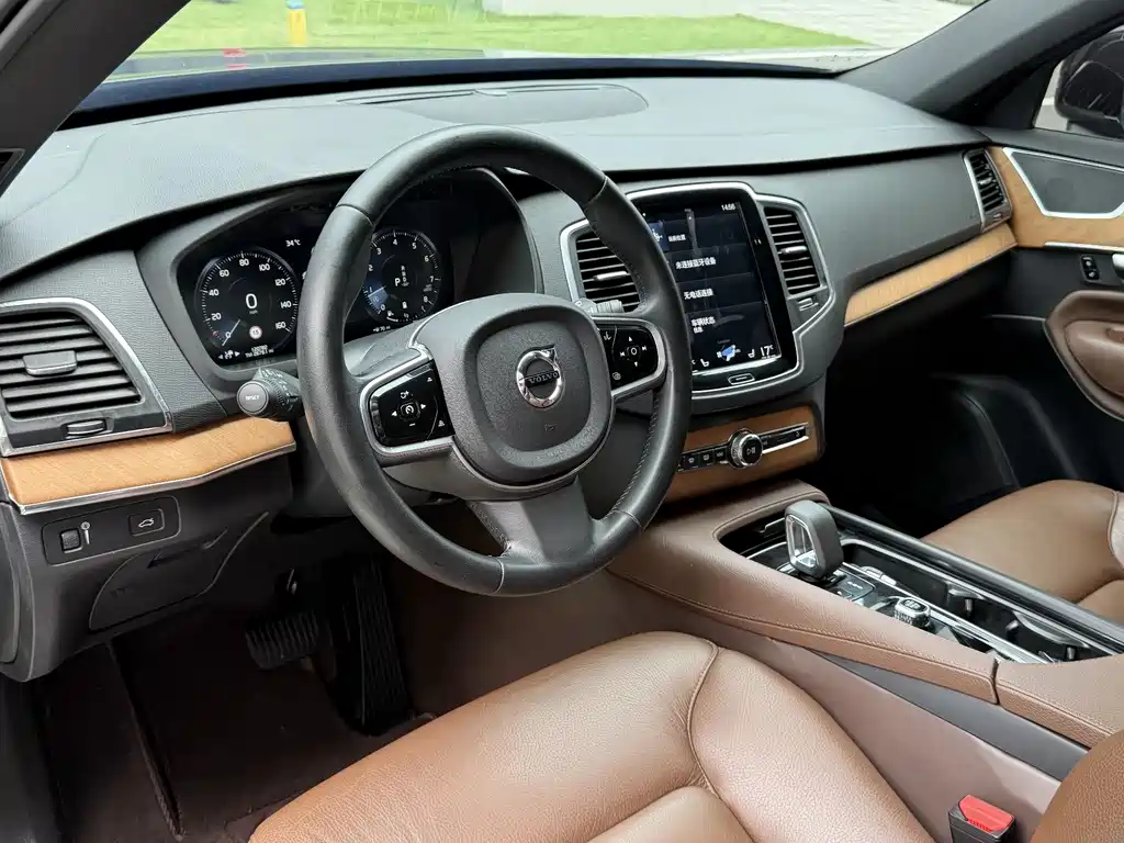 Volvo XC90 2022 — фото 12