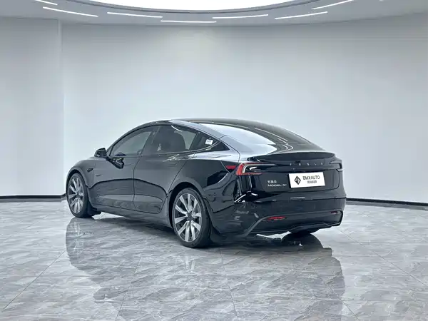 Tesla Model 3 2024