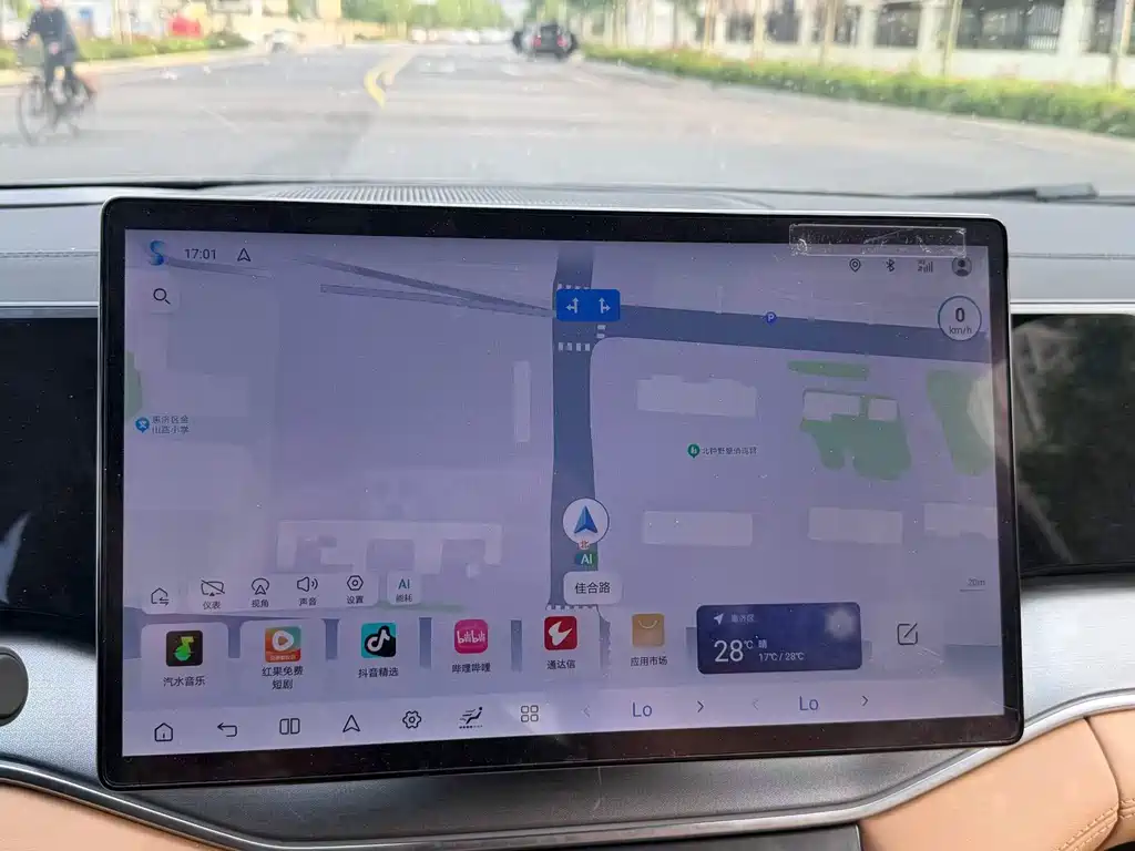 BYD L DM-i 2025 — фото 8