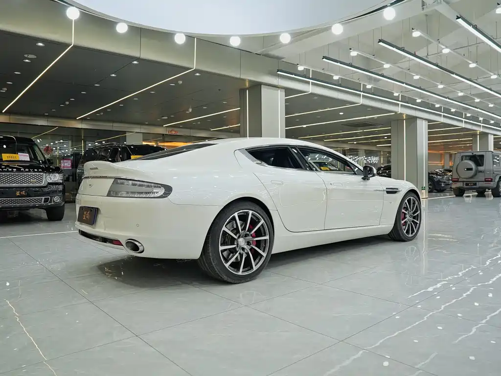 Aston Martin Rapide 2019 — фото 31