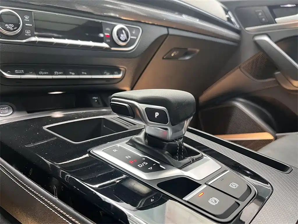 Audi Q5L 2023 — фото 13