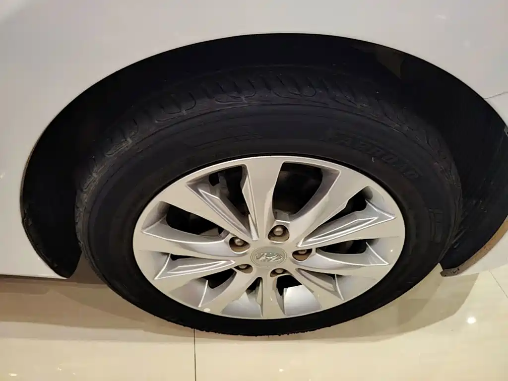 Hyundai Elantra 2017 — фото 23