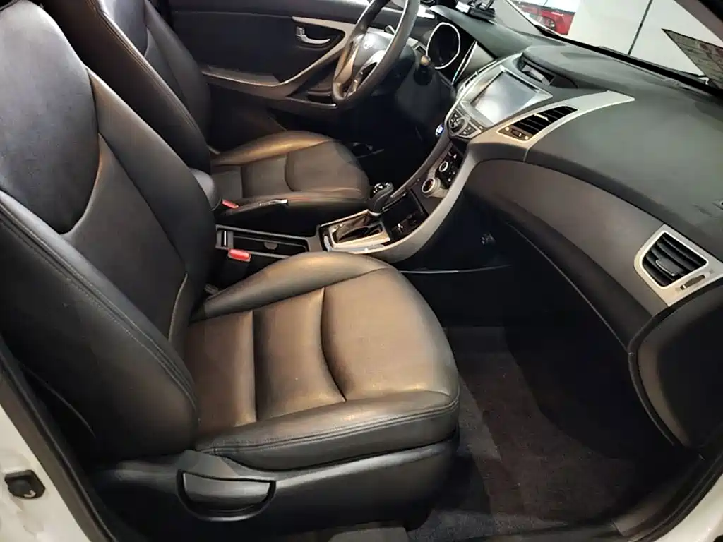 Hyundai Elantra 2017 — фото 25