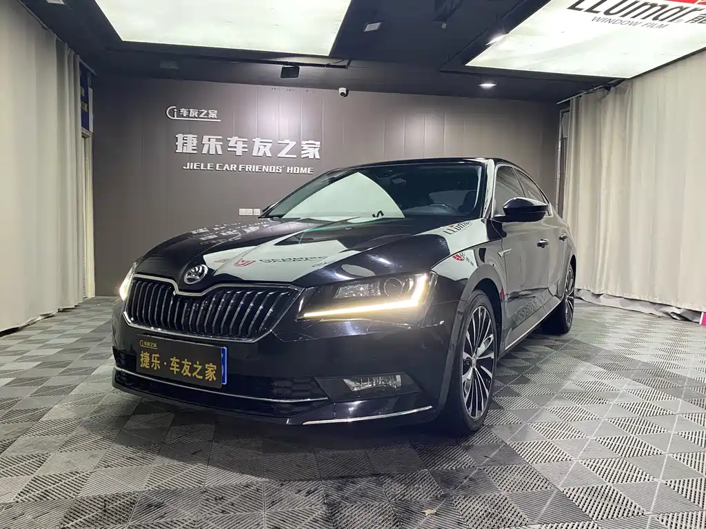 Skoda Superb 2019 — фото 1