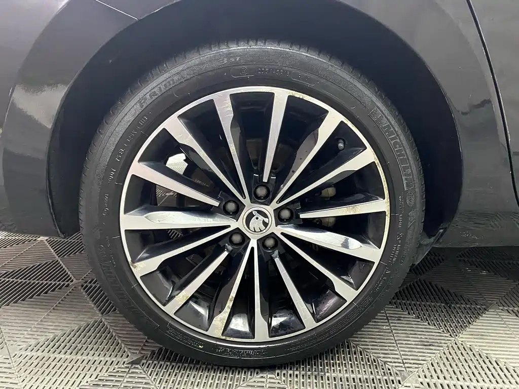 Skoda Superb 2019 — фото 19