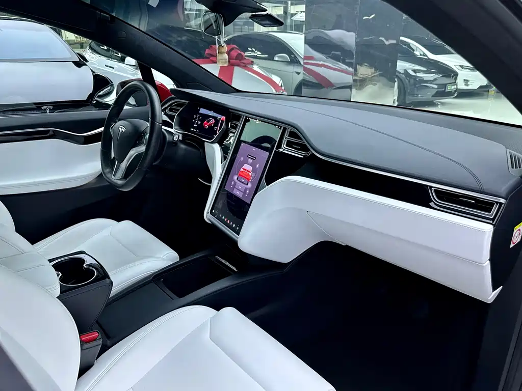Tesla Model X 2018 — фото 12