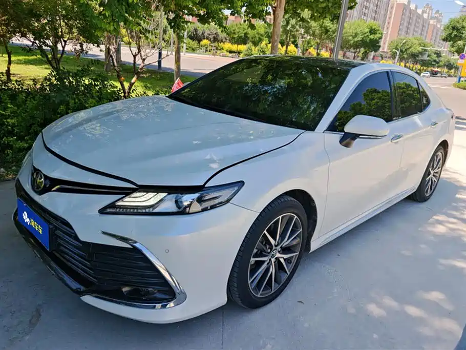 Toyota Camry 2024 — фото 1
