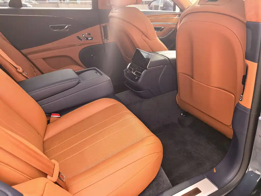 Bentley Flying Spur 2023 — фото 16
