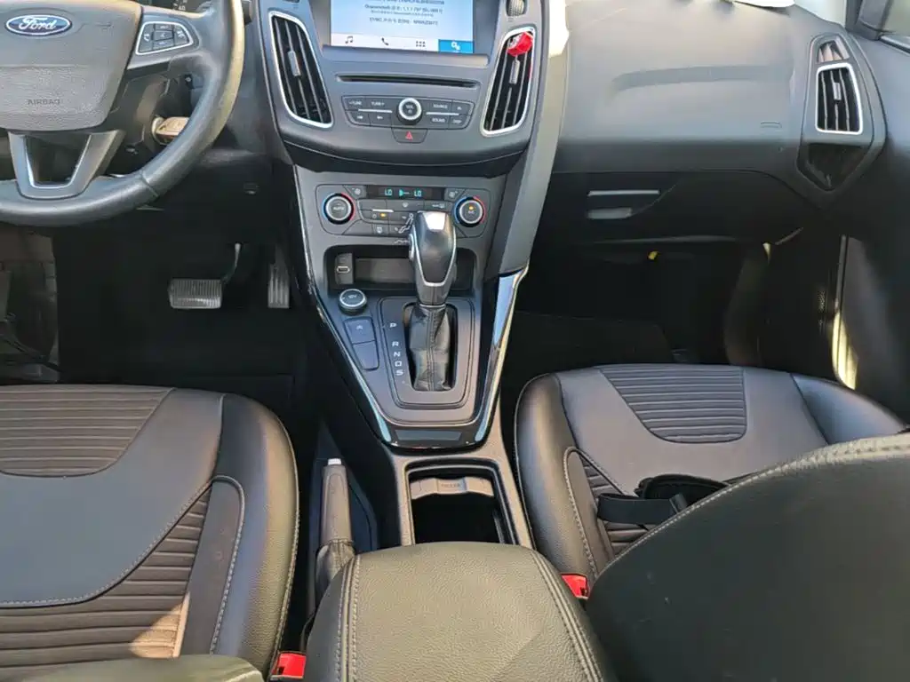 Ford Focus 2018 — фото 14