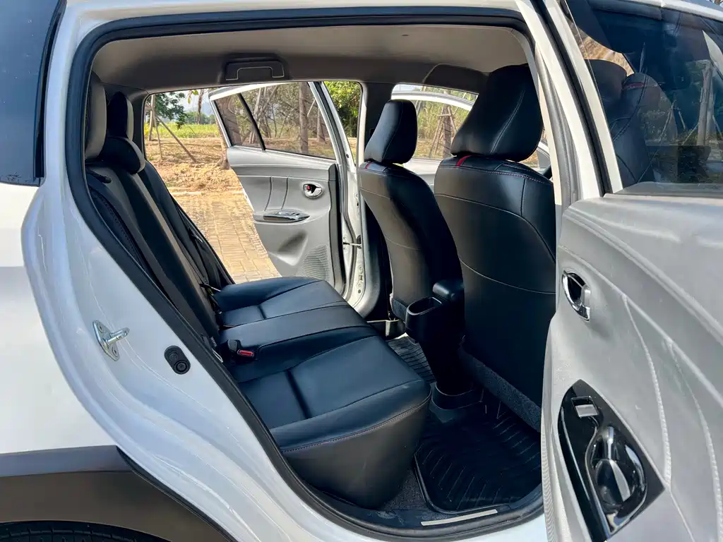 Toyota Yaris L 2022 — фото 13