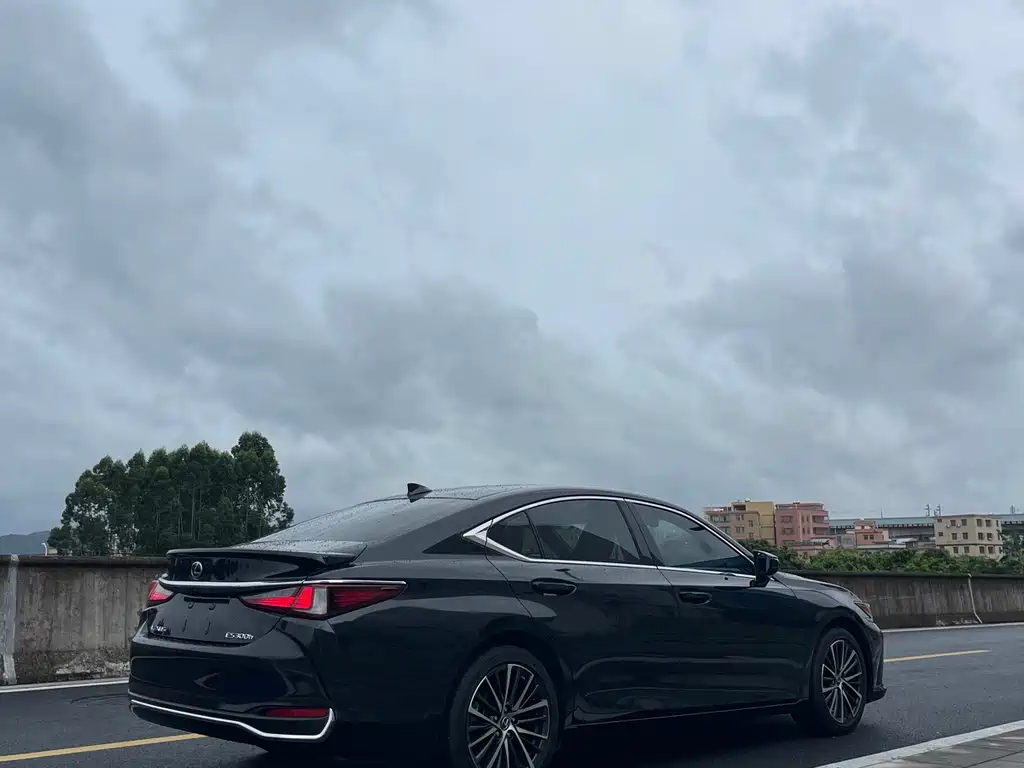 Lexus ES 2023