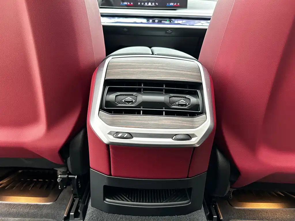BMW i7 2023 — фото 18